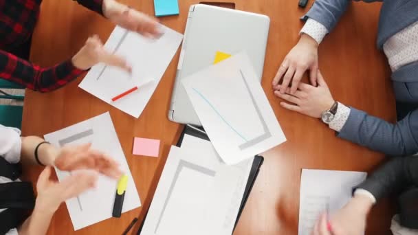 Concepto de negocio. Un equipo de trabajo sentado en la conferencia y aplaudiendo — Vídeo de stock