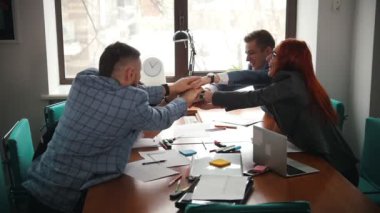 İş kavramı. Gülümseyen bir çalışan ekip birlikte ellerini koyarak Konferansı'nda