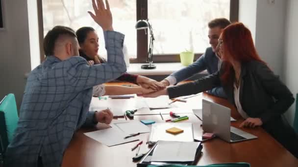 Concepto de negocio. Un equipo de trabajo en la conferencia poniendo sus manos juntas — Vídeo de stock