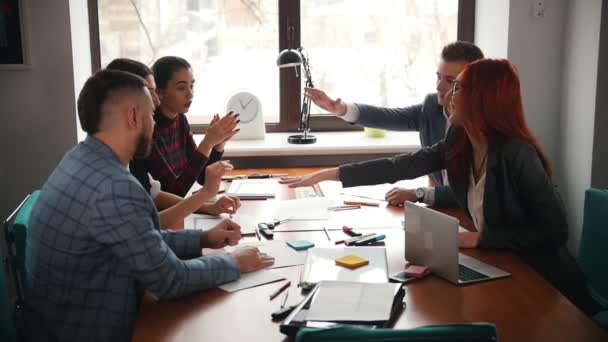 Concept d'entreprise. Une équipe de travail unie à la conférence met la main sur 
