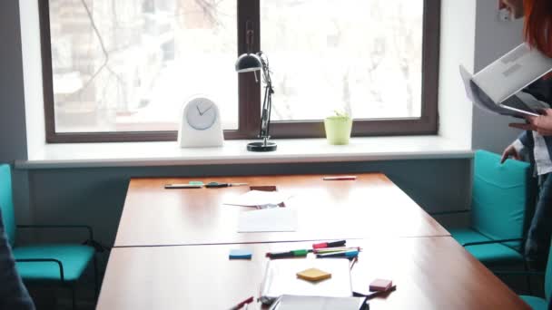 Concept d'entreprise. Une conférence. Les gens s'assoient à table et se saluent avec une poignée de main 