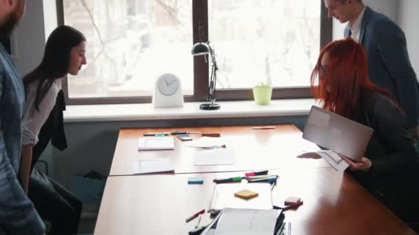 Concepto de negocio. Una conferencia. Wirking personas se sienta a la mesa y saludarse con un apretón de manos — Vídeo de stock