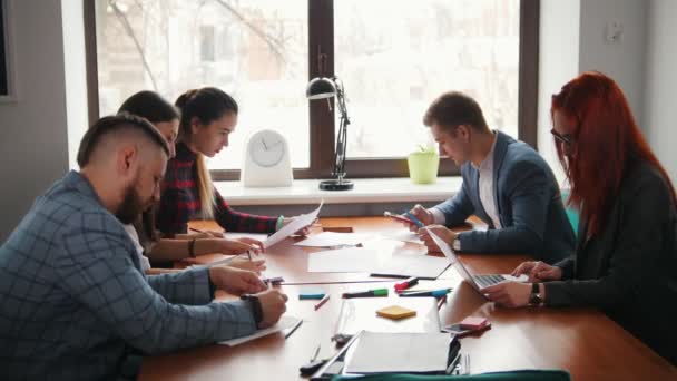 Bedrijfsconcept. Een werkend team, het materiaal van de discussie tijdens de conferentie voorbereiden — Stockvideo