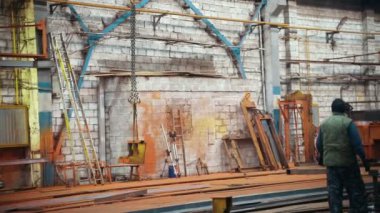 Endüstriyel kavramı. İnşaat bitki. Kancaya asılı bir detay. Detay hareketi kontrol bir adam