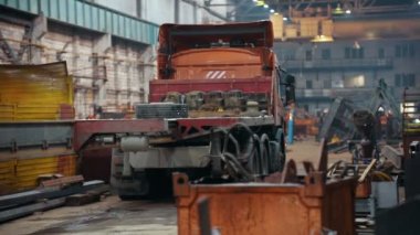 Endüstriyel kavramı. İnşaat bitki. Sevkiyat için bekleyen bir kamyon