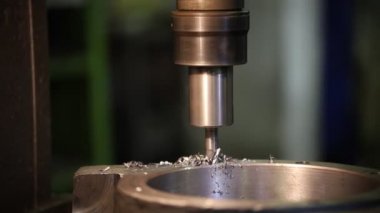 Endüstriyel kavramı. İnşaat bitki. Demir detay bir delik delme makinesi