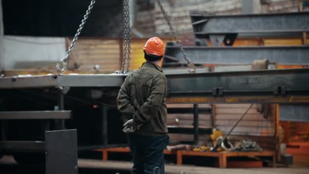 Průmyslová koncepce. Stavební zařízení. Pracovník muž sleduje proces sestavování — Stock video