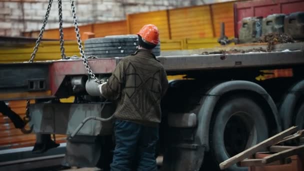 Concepto industrial. Construcción de plantas. Un hombre enganchando el detalle — Vídeos de Stock