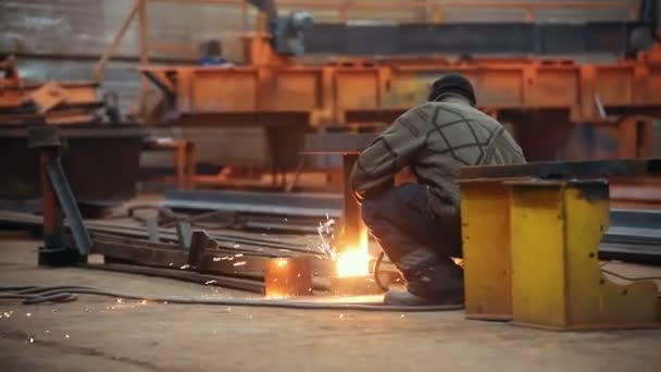 Concepto industrial. Un hombre sentado en su lugar de trabajo y usando una máquina de soldadura — Vídeos de Stock