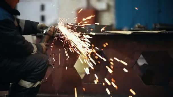 Concept industriel. Usine de construction. Un homme qui broie les détails — Video