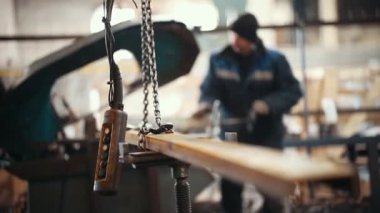 Endüstriyel kavramı. Bir adam ayrıntılı olarak yer tespit etmek