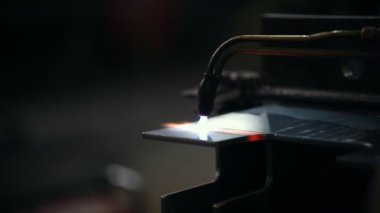 Endüstriyel kavramı. Kaynak Makinası ile çalışan bir adam. Daha sonra bükme metal detay Isıtma