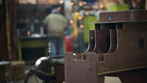 Industriekonzept. ein Mann, der mit einem Schweißgerät an einer Anlage arbeitet. ein Detail im Vordergrund — Stockvideo