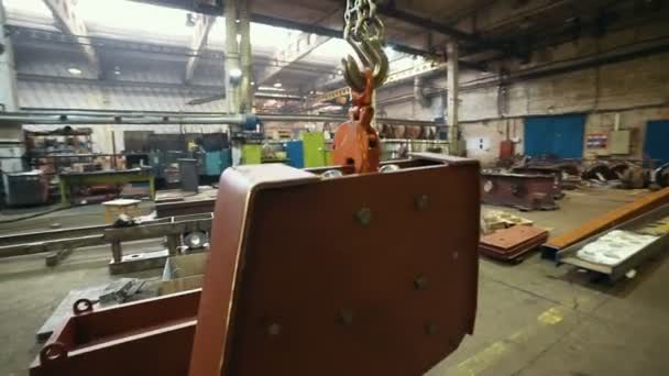 Industriële concept. Bouwmaterieel. Een grote hijs haak holding tilhulp kraan detail — Stockvideo