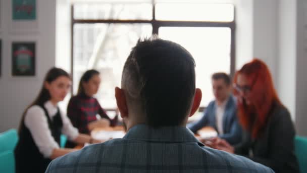 Affärsidé. En chef sitter på konferensen och har en konversation med sina underlydande — Stockvideo