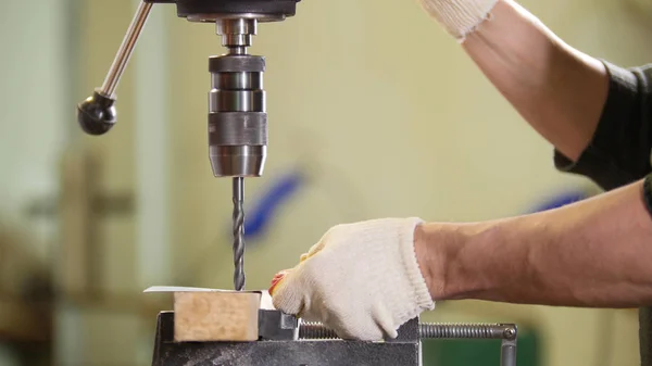 Endüstriyel delme makinesi - işçi delikler metal plaka yapar — Stok fotoğraf