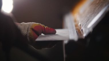Endüstriyel konsept. Bir işçi detayları yapıyor. Demir plakayı kesme