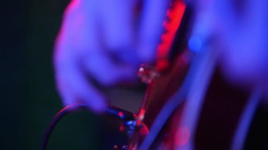 Genç müzisyen gitar oynuyor ve fiş dışarı yapışıyor