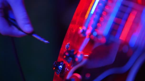 Junger Musiker steckt Stecker in die Gitarre und beginnt zu spielen — Stockvideo