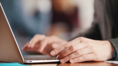 Eller bir kadın dizüstü bilgisayarda kayıt.