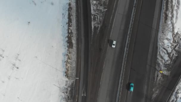 Una vista aérea en una carretera. Una cámara sobrevolando la carretera — Vídeos de Stock