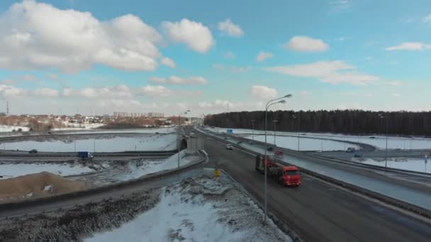 Ett Flygfoto på en motorväg. Bilar på vägen. Stor trafik utbyte — Stockvideo