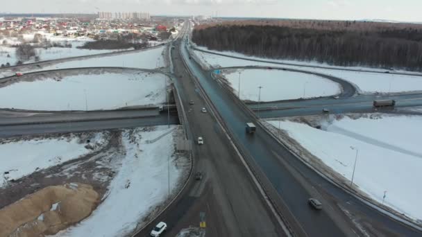 4 МАРТ 2019 - РОССИЯ, КАЗАН: Вид с воздуха на шоссе. Машины на дороге. Большая транспортная развязка — стоковое видео