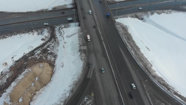 Eine Luftaufnahme auf einer Autobahn. Autos auf der Straße. Riesiger Verkehrsknotenpunkt — Stockvideo