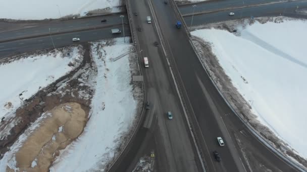 Une vue aérienne sur une autoroute. Voitures sur la route. Échangeur de trafic énorme — Video