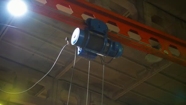 Большой подъемный кран на строительном заводе. Шнур металлической проволоки — стоковое видео