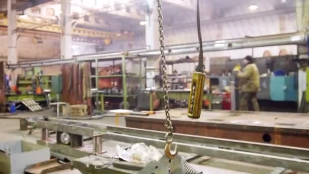 Een overzicht van een grote industriële opheffend ketting met een haak op het eind — Stockvideo
