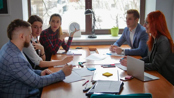 Concepto de negocio. Un equipo de trabajo en la conferencia . — Foto de Stock