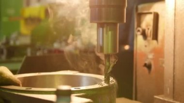 İnşaat bitki. Demir detay bir delik delme makinesi