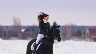 Kış zamanı. Kırmızı ruj bir binicilik bir köyde bir kadınla