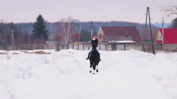 Kobieta na koniu w wiosce — Wideo stockowe