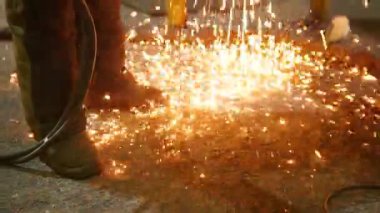 Onun işyerinde oturan ve bir kaynak makinası kullanarak bir adam. Detay kadar Isıtma