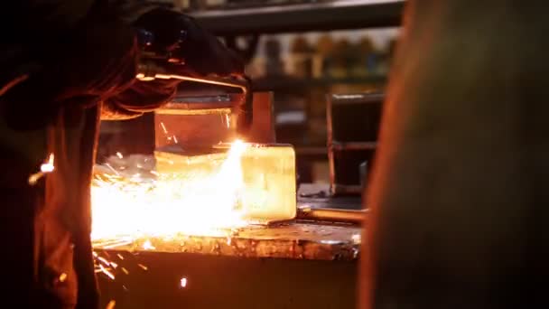 Bouwmaterieel. Een man die werkt met een lastoestel. Inkepingen te maken op een ijzeren detail — Stockvideo