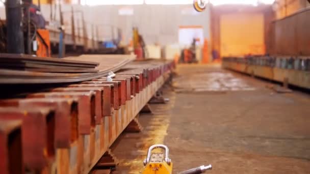 Um homem trabalhando com um guindaste de elevação com um gancho na extremidade — Vídeo de Stock