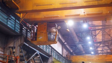 Endüstriyel kavramı. Bir adam büyük endüstriyel Kaldırma Vinç kontrol eder.