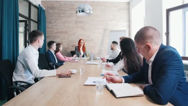 Lidé na obchodní konferenci diskutuje plán na příští měsíc — Stock video