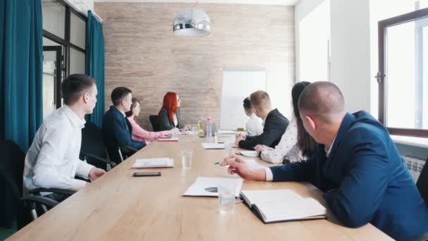 A business conference. A man drawing a charts on the board — Stock Video