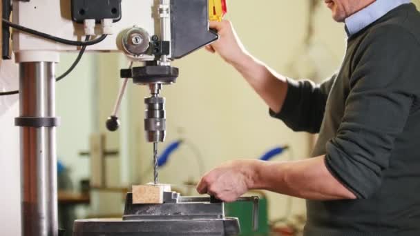 Taladradora industrial grande. El taladro haciendo un agujero en una placa de metal — Vídeos de Stock