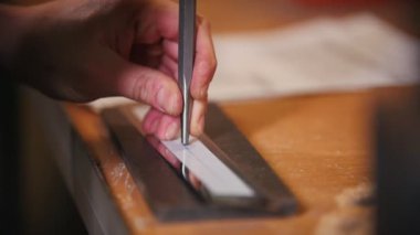 Endüstriyel kavramı. Biraz ayrıntı çentikler yapma bir işçi