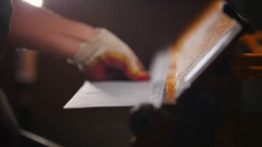Endüstriyel kavramı. Ayrıntılar yapma bir işçi. Metal bir plaka kesme