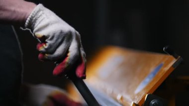 Endüstriyel kavramı. Bir işçi metal plaka baskı alete koyayım.