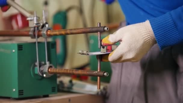 Industriekonzept. ein Mann, der mit einer Heizung ein Detail herstellt. Zusammenschweißen der Detailteile — Stockvideo
