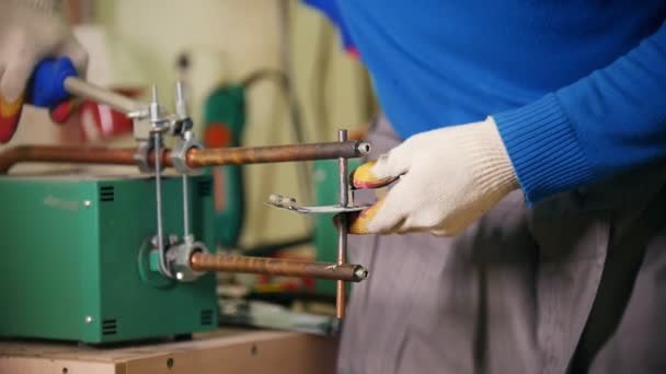 Un trabajador haciendo un detalle usando una calefacción. Soldadura de las piezas de detalle juntas — Vídeos de Stock