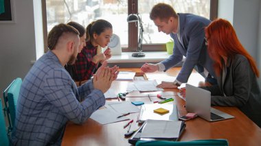 İş kavramı. Bir konferansta takım çalışma ve belgeleri tartışırken