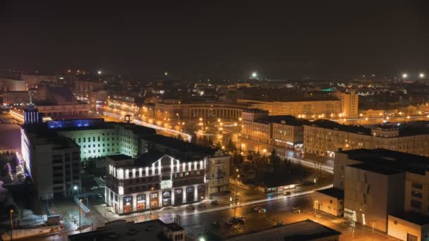 Una città luci e auto a cavallo sulle strade. Luci notturne. Scadenza temporale — Video Stock