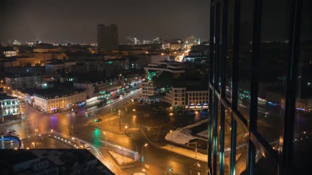 Een stad lichten en auto's rijden op de wegen. Nachtverlichting. Uitzicht vanaf het balkon van het hotel. Time-lapse — Stockvideo